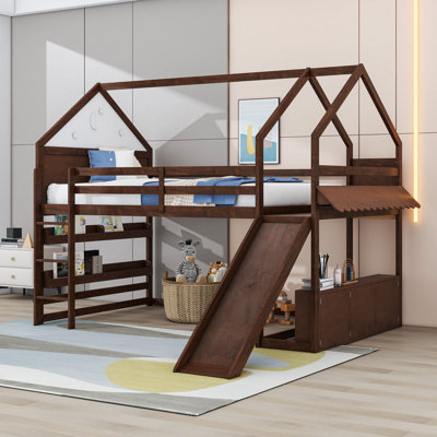 Lit mezzanine avec glissade, aire de jeux sous un auvent, armoire de rangement, barrières de sécurité et échelle