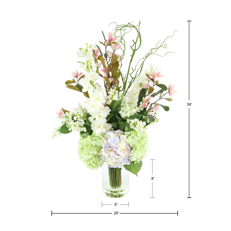 Centre de table floral avec hortensias, magnolias et lilas