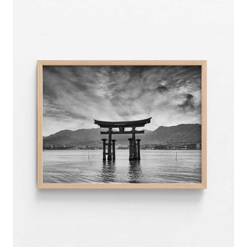 Torii Reflections - Photographie noir et blanc du Japon, H 12 po x l 16 po, Impression encadrée sans passe-partout, Tanné