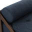 Chaise longue en tissu bleu marine: un endroit confortable pour se détendre avec un salon moderne avec une structure à boutons