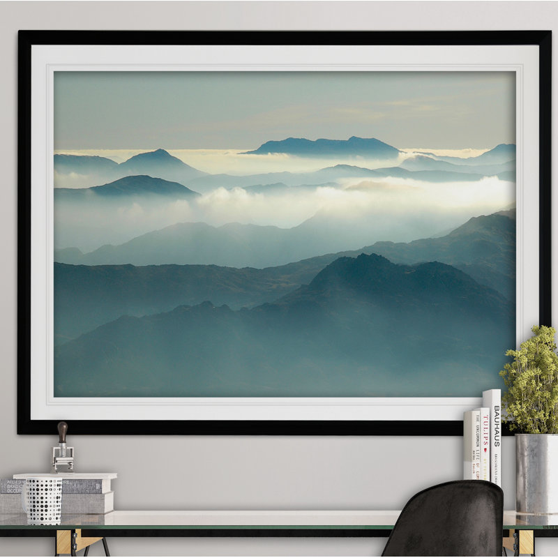 « above the clouds », reproduction de peinture à l’acrylique encadrée, H 20 po x l 24 po x P 1,5 po, Noir