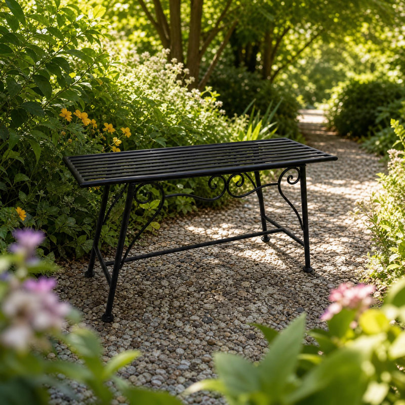 Banc en fer forgé avec assise à lattes et pieds sculptés, idéal pour véranda, terrasse, jardin, intérieur et extérieur.