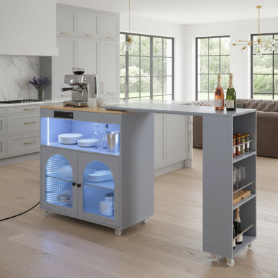 Garde-manger roulant, îlot de cuisine avec table allongée, lumières DEL, prises de courant, portes en verre cannelé et tablettes de rangement, gris nuage