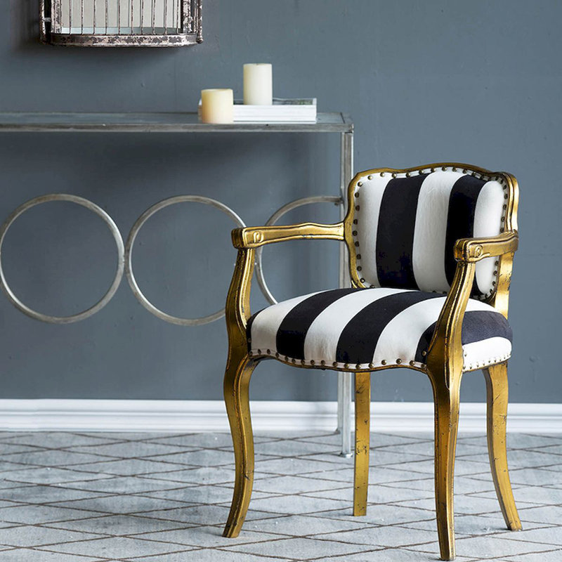 Fauteuil rayé noir et blanc