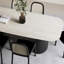 Table de salle à manger blanche et noire avec pierres rectangulaires et bois massif-107835955