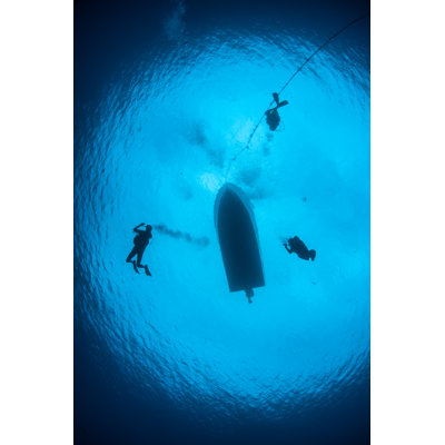 «Boat And Scuba Divers» par Velvetfish