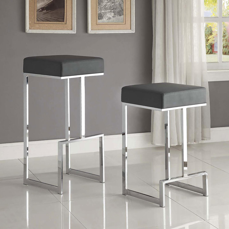 Tabouret de bar gris avec une forme carrée et une finition pour les pieds rembourrés en mousse Chic Home