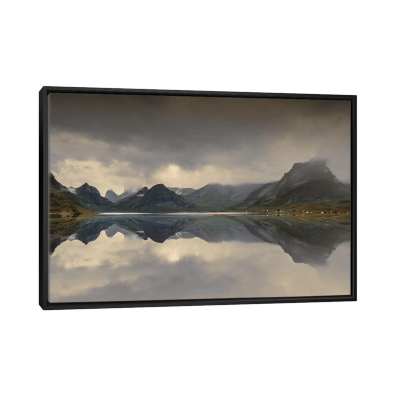 « the mirrored beauté », reproduction de photo sur toile tendue, Toile avec cadre noir, H 32 po x l 48 po x P 1,5 po