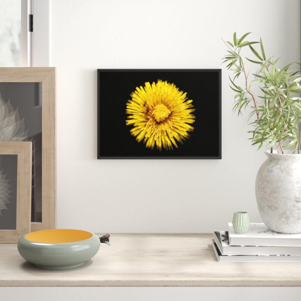 Gerahmtes Wandbild Dark prächtige gelbe Blume