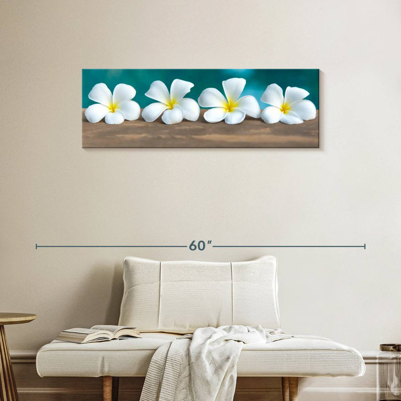 Fleur de frangipanier blanc sur toile, H 14 po x l 42 po x P 1,25 po
