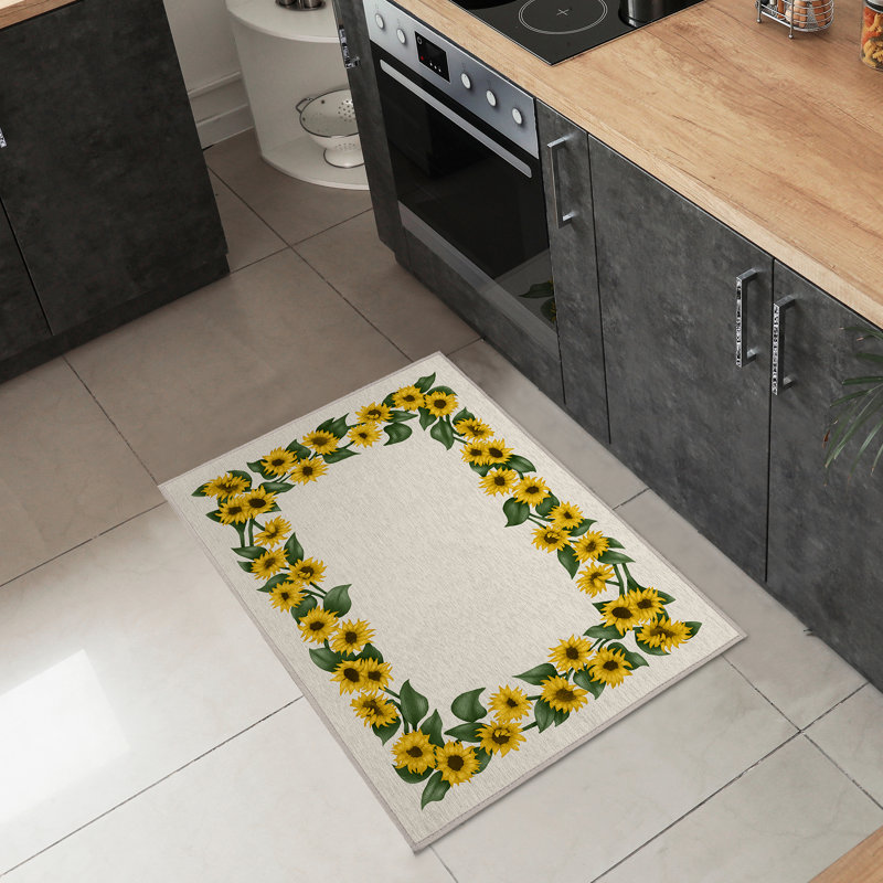 Conness Washable Floral Indoor / Outdoor Rug, Rectangle 1'8" x 2'6"