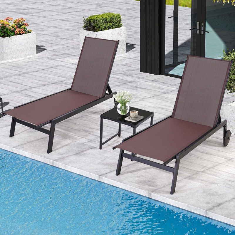  Ensemble de 2 chaises longues de patio avec table, dossier et roues réglables, fauteuils inclinables d'extérieur imperméables pour le jardin, la terrasse, la pelouse et la cour