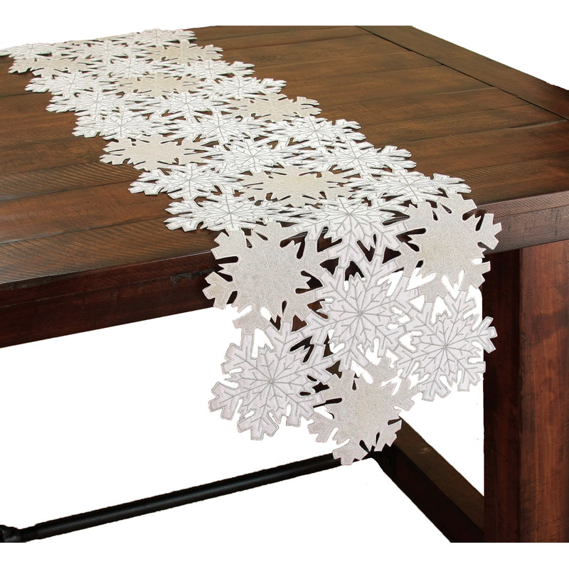 Chemin de table brodé à découpes motif flocons de neige scintillant, L 36 po x l 16 po