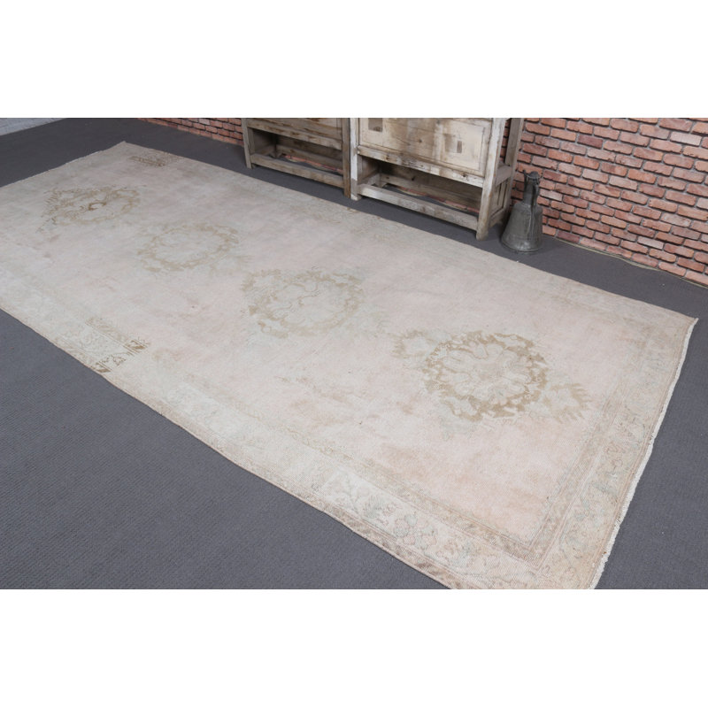Grand tapis turc vintage beige neutre pour une utilisation dans la cuisine, la salle à manger et les espaces de bureau avec un attrait bohème vif tissé à la main