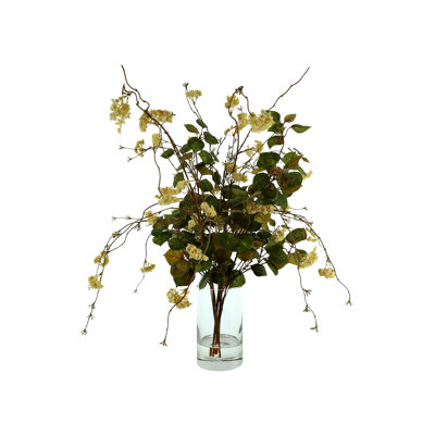 Hortensia en  et arrangement de trembles dans un vase en verre transparent
