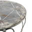 Table d'appoint ronde en fer de style campagne française (66 x 66 x 76 cm), fini argent vieilli, pieds torsadés et tablette inférieure pour petits objets. Pieds en forme de cœur. Parfait pour la décoration de terrasse.