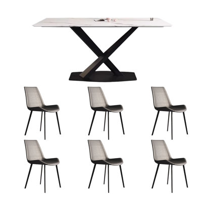 Une table de salle à manger entière avec des pieds en métal