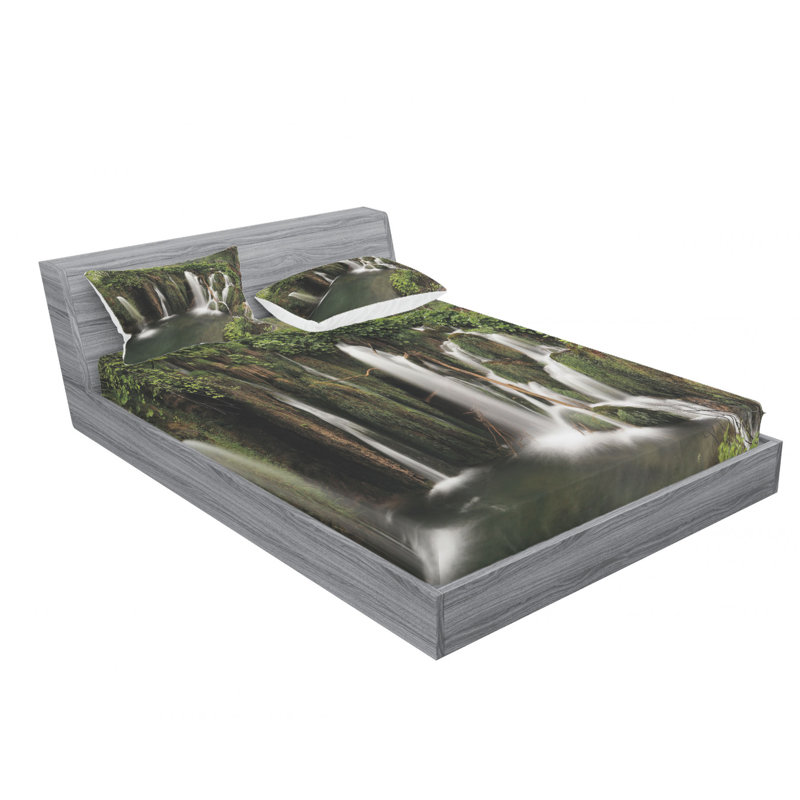 Ensemble de draps à cascade cerclée en Crotia Europe avec pont en bois rustique