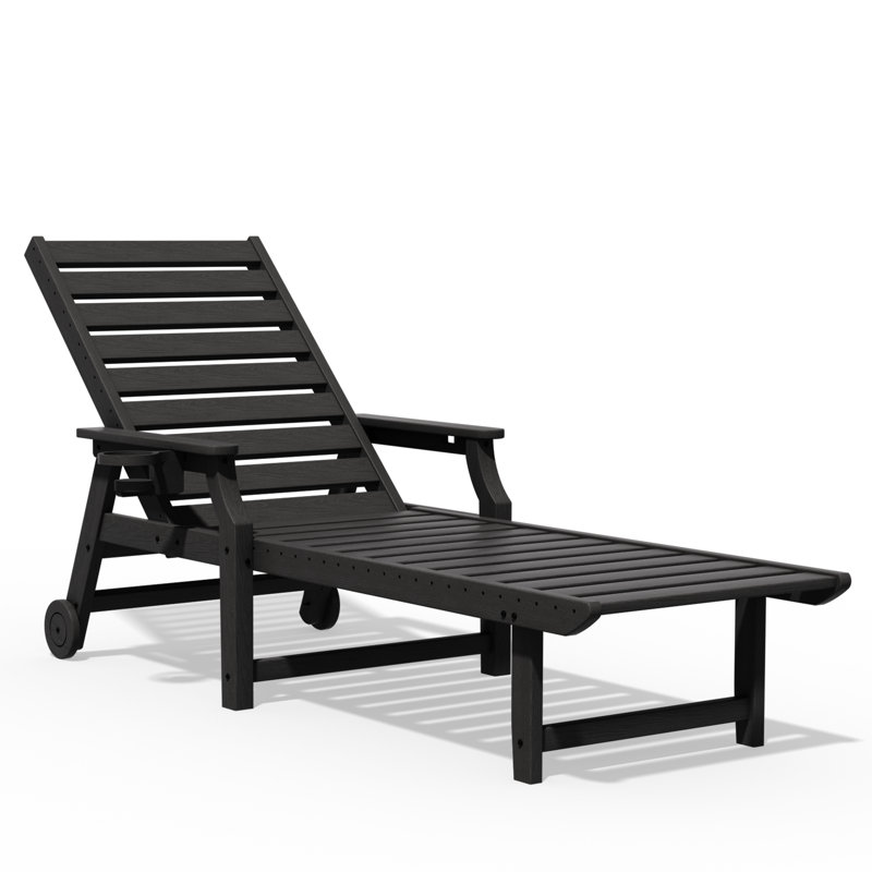 Chaise longue d'extérieur en PEHD, dossier réglable à 5 positions, avec roulettes et porte-gobelet, idéale pour terrasse de piscine ou jardin, noire.