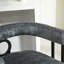 Tabourets de bar en chenille gris de style moderne à dossier 1, structure en métal robuste, coussin rembourré épais et 1 canapé en chenille incurvé et apaisant, avec design et structure noire pour îlot de cuisine Plus-849323409