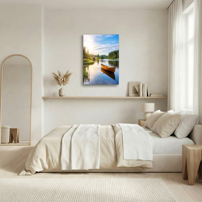 Toile en bois sur le lac au coucher du soleil