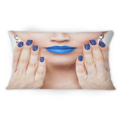 Coussin décoratif «Woman with Blue Lips Touching Her Lips» Glam