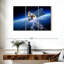  «Satellite planant au-dessus de la Terre-801085143