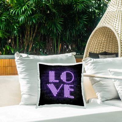 Coussin d'extérieur imprimé "Pink Love Letters" par Martina Pavlova