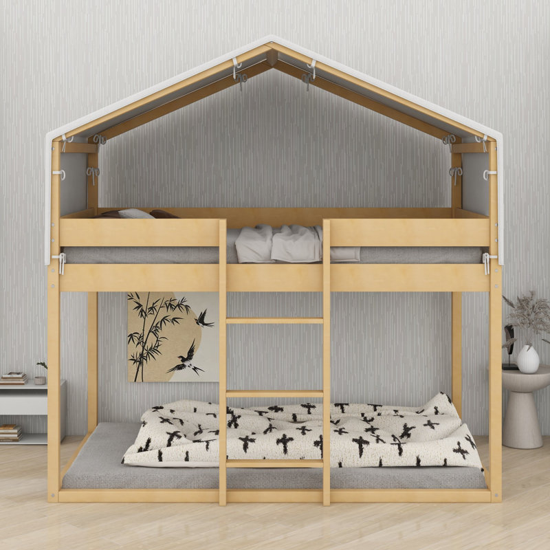 Un lit superposé avec une tente-cabane crée un espace de couchage et de rangement amusant., Naturel