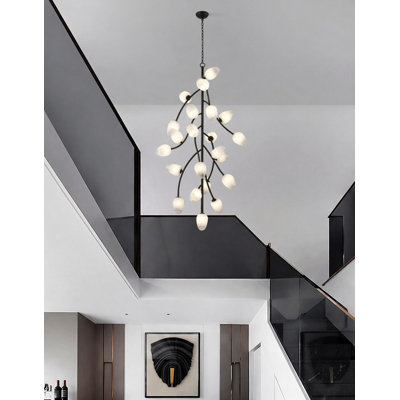Lustre 22 lumières avec cadre en fer noir et abat-jour en verre blanc