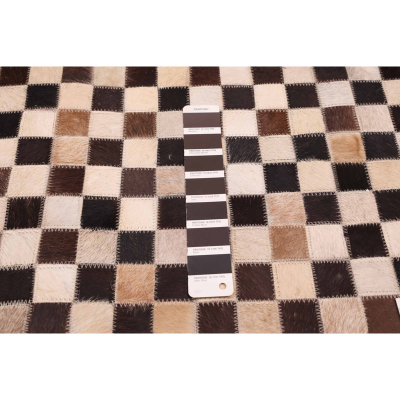 Tapis brun en cuir de vache patchwork 6 pi 2 po x 6 pi 2 po