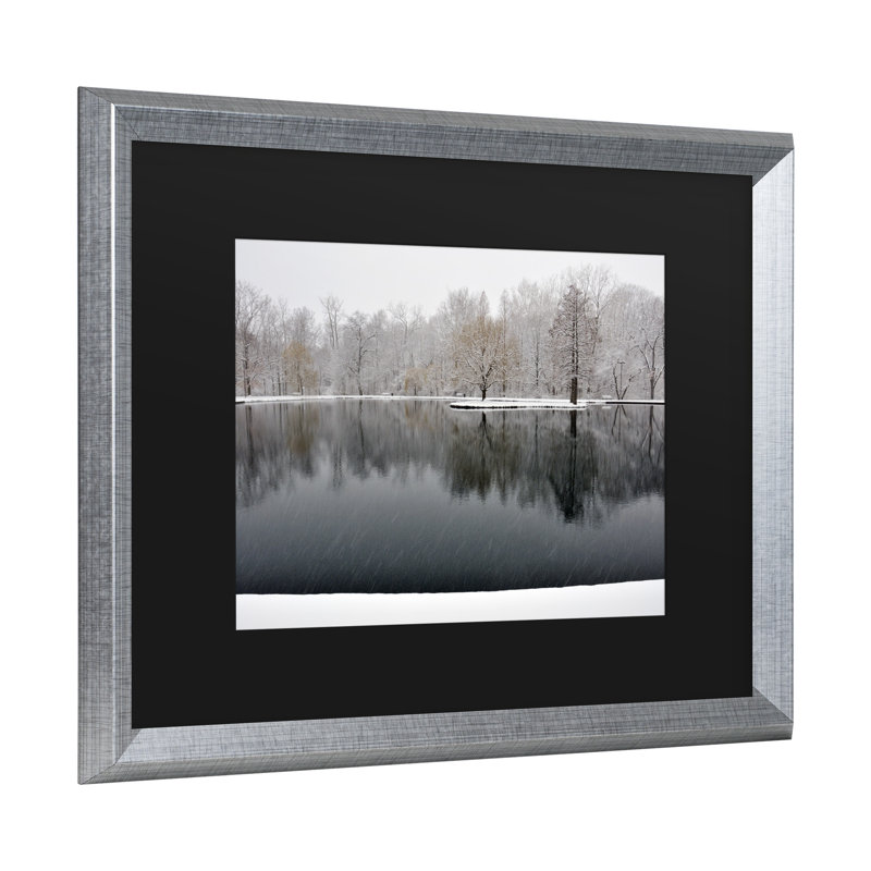 «Snowy Pond» par Kurt Shaffer - reproduction de photo sur toile encadrée, H 11 po x l 14 po x P 0,5 po, Argent
