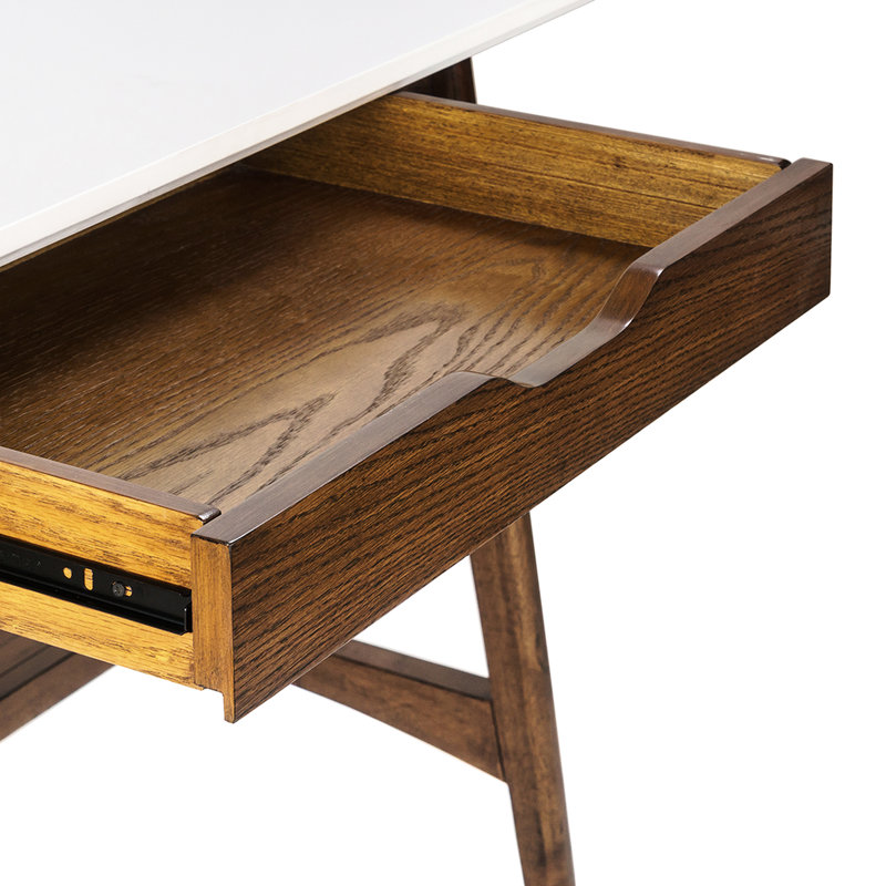 Bureau élégant avec piétement en noyer et plateau blanc épuré, tablette inférieure de rangement, option de montage avec piètement en bois.