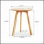 Table d'appoint ronde au design classique, structure en bois robuste et utilisation polyvalente pour le salon ou la chambre.