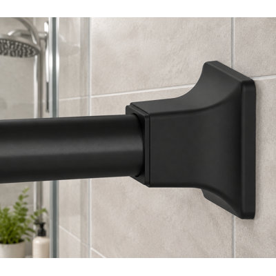 Une tringle à rideau de douche à ressort noire réglable de 32 à 68 pouces; Sa conception sans perceuse, antidérapante et antirouille convient aux salles de bain et aux cuisines.