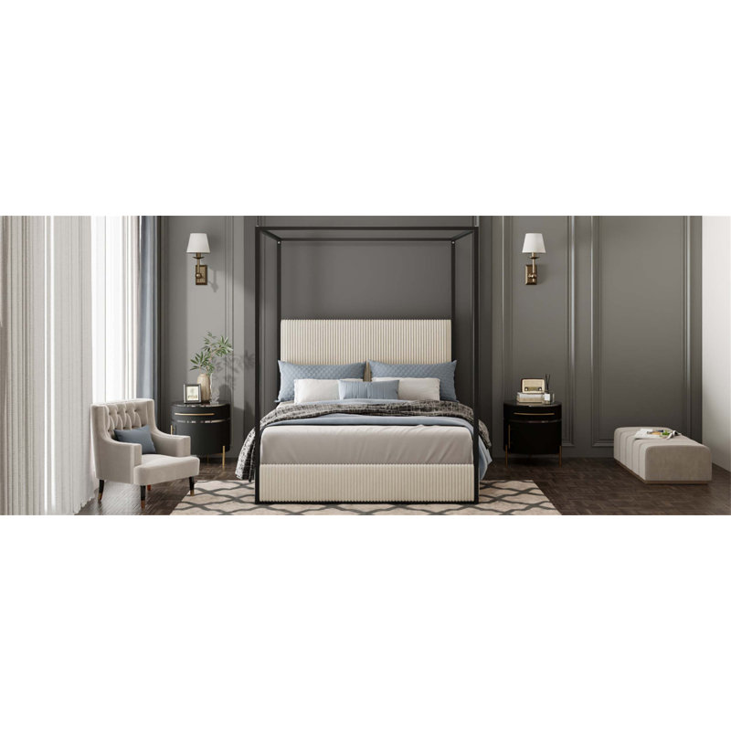 Lit à baldaquin en métal à baldaquin avec tête de lit haute rembourrée pour un confort luxueux et une allure de chambre à coucher moderne.