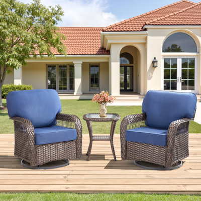 Ensemble de meubles d'extérieur en rotin 3 pièces, 2 chaises coulissantes pivotantes en osier toutes saisons avec dossier en T et une table d'appoint en verre trempé pour le patio, le jardin et la piscine