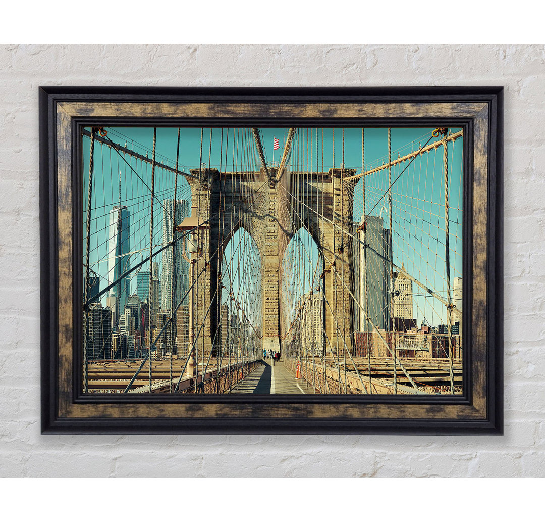 Walking Through The Brooklyn Bridge - Einzelne Bilderrahmen Kunstdrucke