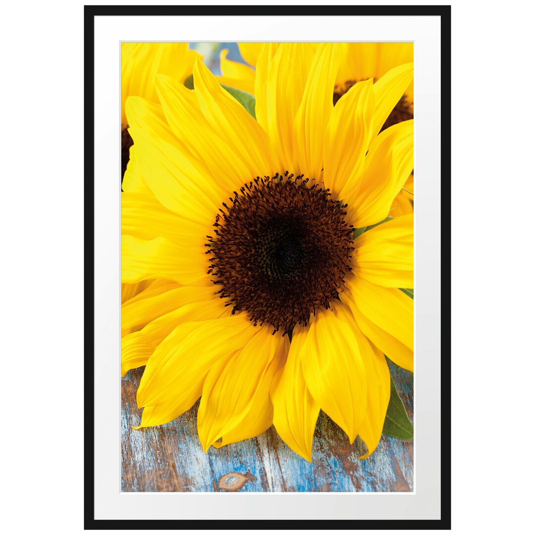 Gerahmtes Poster Sonnenblumen auf Holztisch