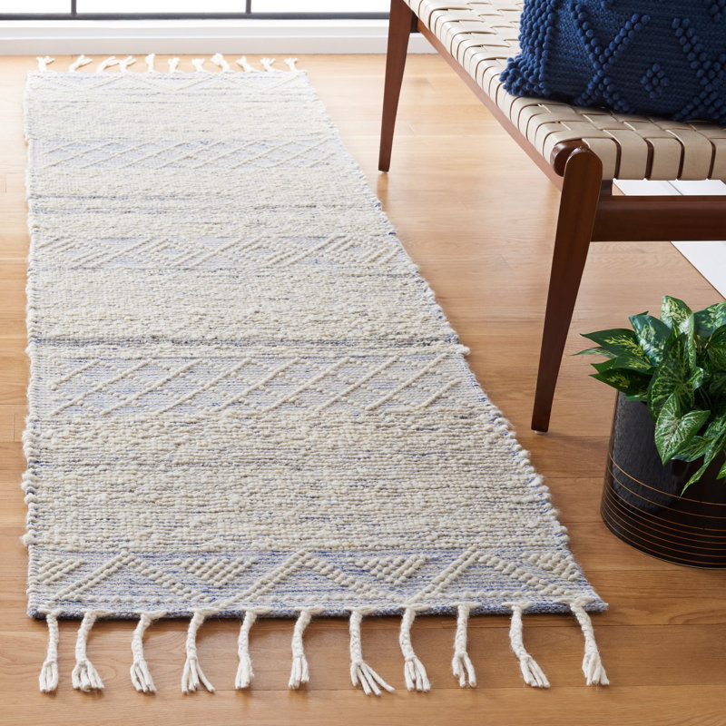 Tapis géométrique en laine / coton tissé à la main Antwoin en bleu / ivoire, Tapis de couloir 2 pi 3 po x 8 pi