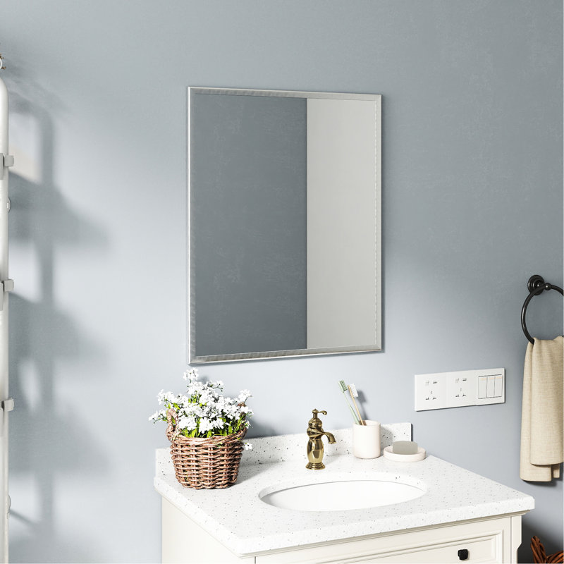 Miroir compact en aluminium argenté de 24 pouces pour la salle de bain, avec une finition brillante et une image claire offrant une vue élégante