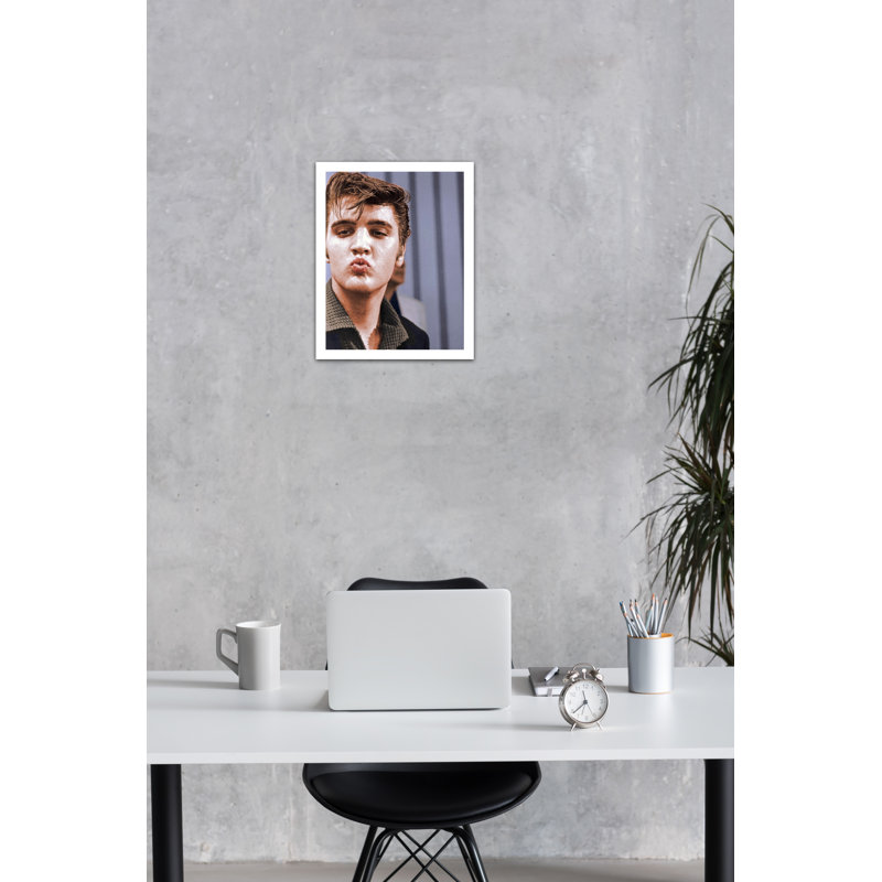 Elvis Presley: Le Baiser - photographie, H 10 po x l 8 po
