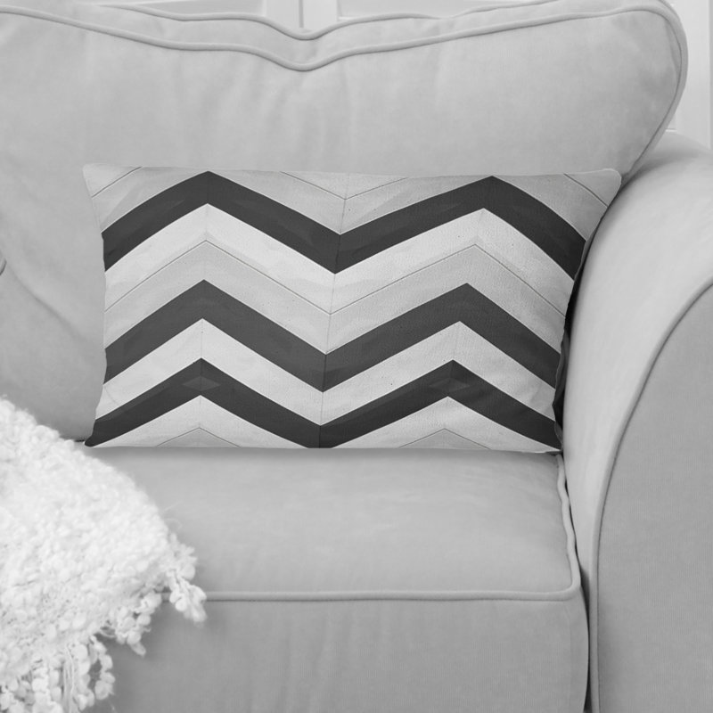 Coussin gris moderne à chevrons gris et noir