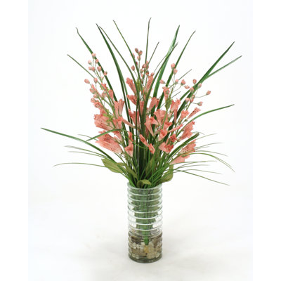 Foxglove, herbe dans un vase en verre