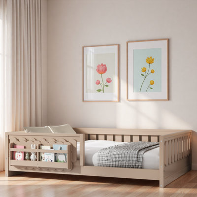 Lit plateforme en bois avec garde-corps et tablettes de rangement