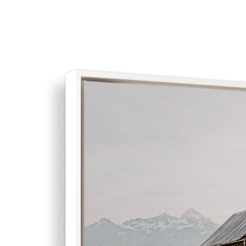 «Mountainside Ranch on Canvas» par Krista Mosakowski, reproduction, H 26 po x l 38 po, Cadre flottant blanc opaque