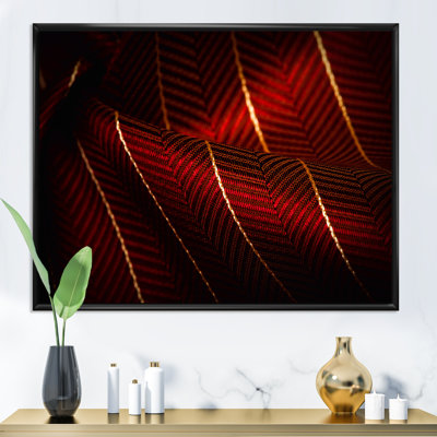 Tissu rouge rubis avec ligne dorée I - photographie sur toile