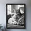 Reproduction d'art encadré noir avec chats rétro blottis ensemble dans une ambiance chaleureuse-657666937