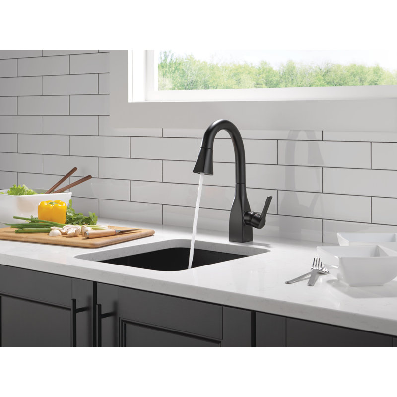 Robinet de cuisine à poignée simple Mateo avec fixation MagnaTite® et technologie Diamond Seal, Noir mat