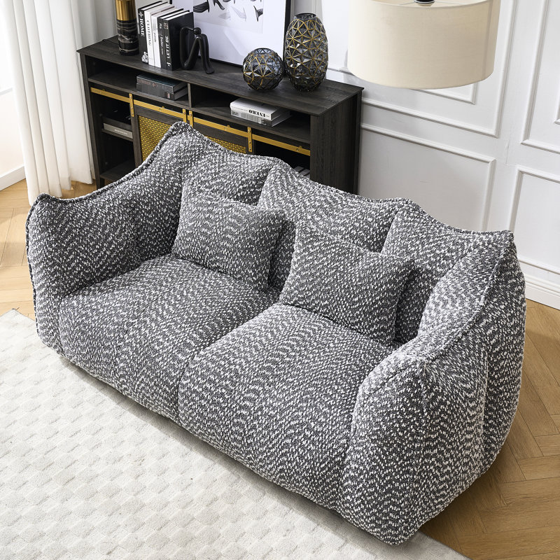 Chaise grise en chenille grise offrant confort dans différentes pièces, pour la chambre de détente, la chambre de bébé et le salon